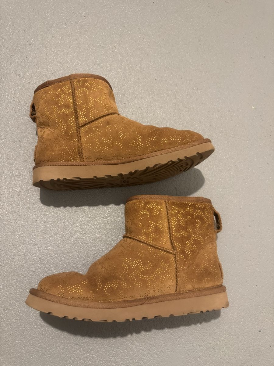 Ugg Scarpe da uomo: Ugg Boots Short mit Leo-Muster – Usato da Luzern venduto da wet_7bm6 6