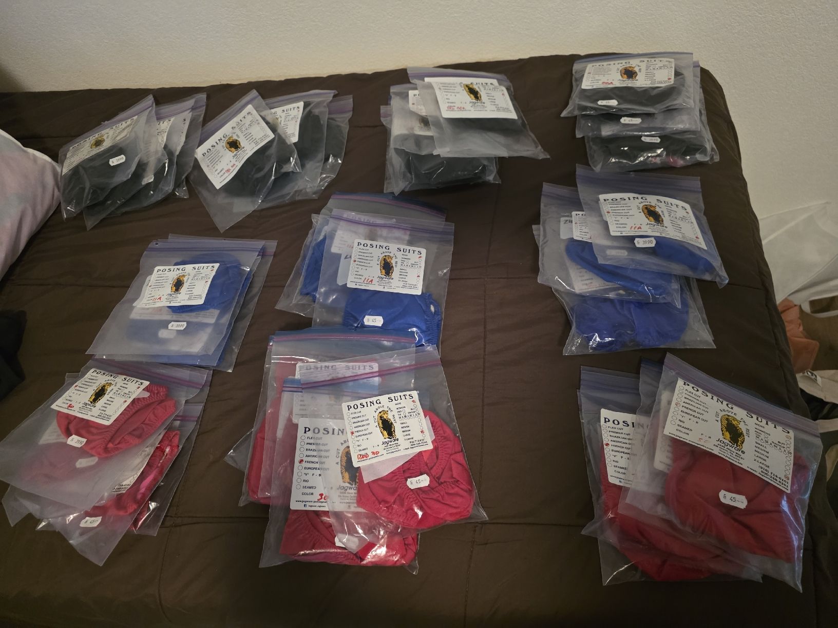 Kleiderpakete: Posing Suits in.verschiedenen Farben  – Neu und originalverpackt aus Reitnau von cuorematto01