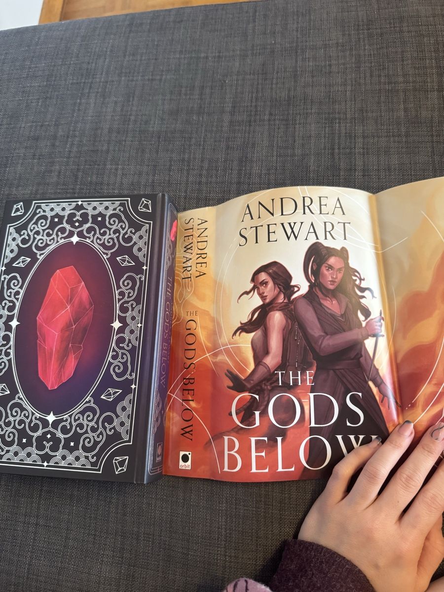 Libri: The Gods Below Fairyloot Special Edition – Nuovo (secondo la descrizione) da Schwyz venduto da sar_6zp9 2