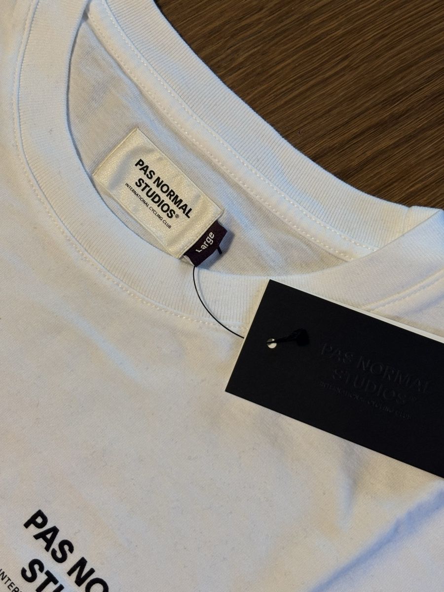 Pas Normal Studios T-shirt: PNS OFF-RACE T-SHIRT – Nuovo e nell'imballaggio originale da Mels venduto da exploremore 2