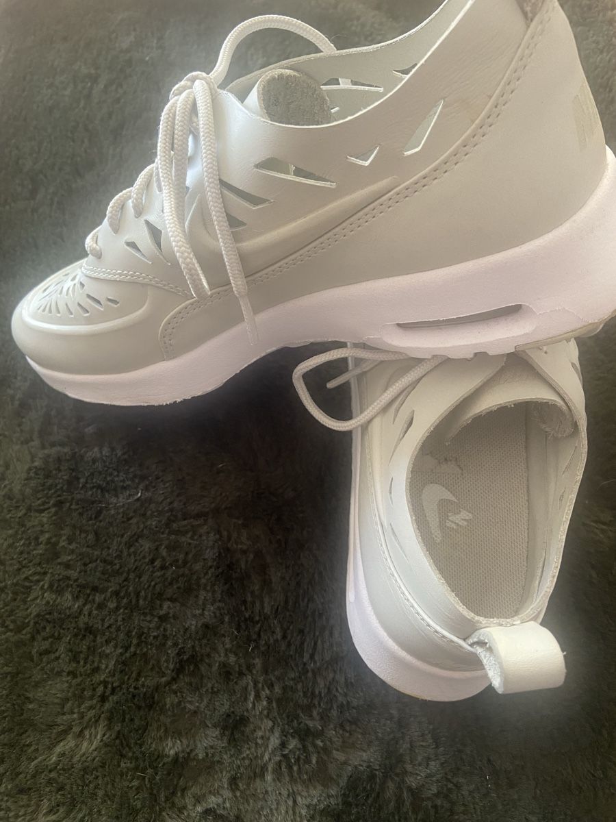 Nike Damenschuhe: Nike Sneaker, Grösse 38.5, hellgrau, perforiertes Design – Gebraucht aus Lohn SH von Winter03 3