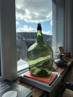 Grosse grüne Glas Flasche mit einer Zahl