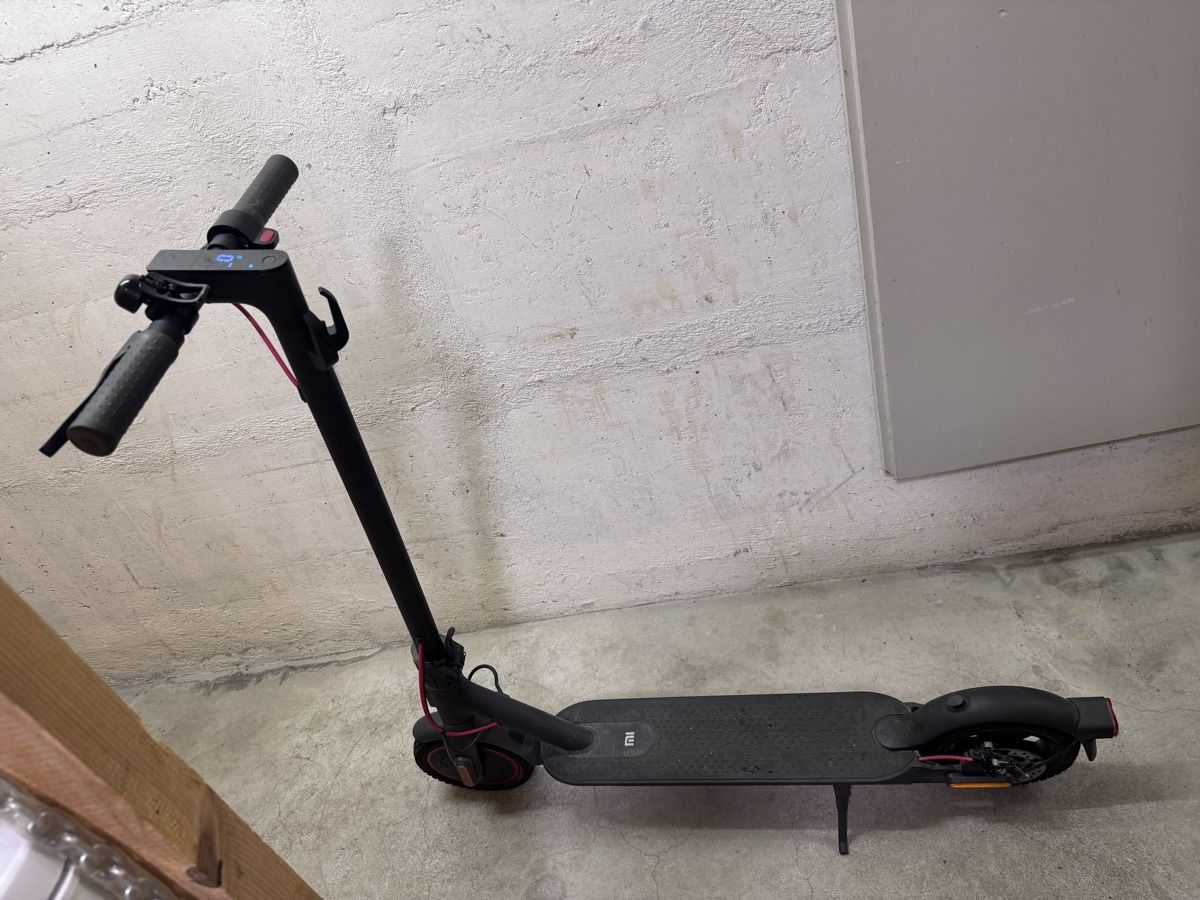 Scooters: Xiaomi Pro2 Elektroroller – D'occasion à Pfäffikon ZH par Lumika