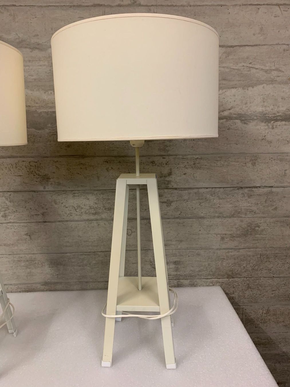Lampade: Zwei schöne grosse Stehlampen – Usato da Münchenstein venduto da Eclipse6 6