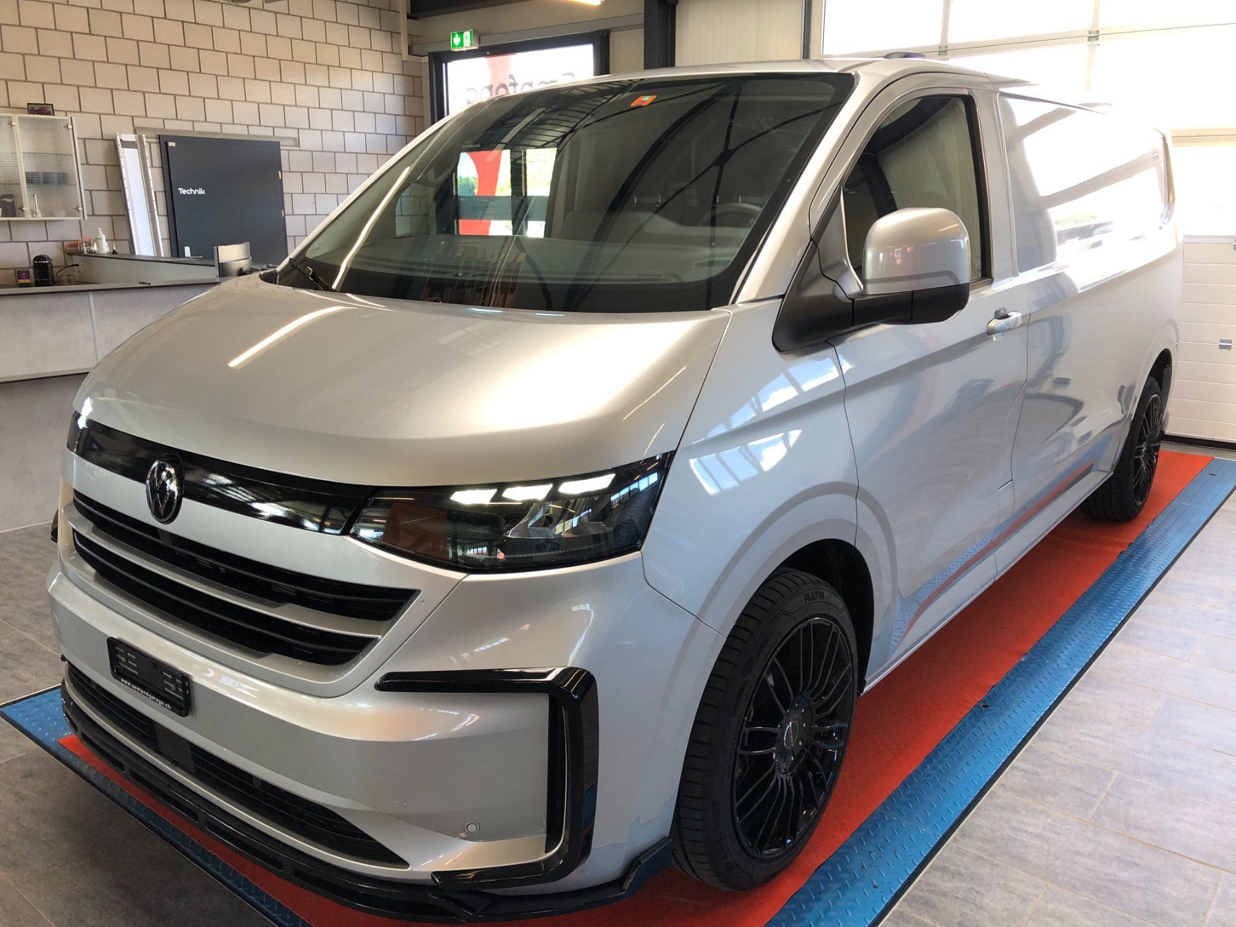 VW Veicoli commerciali: VW Transporter T7 2.0 TDI Lang – Usato da Gampelen venduto da Steuer0