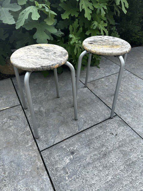 Tabourets: zWei aLte HoLz/MetAllhoCKeR – D'occasion à Winkel par zeho