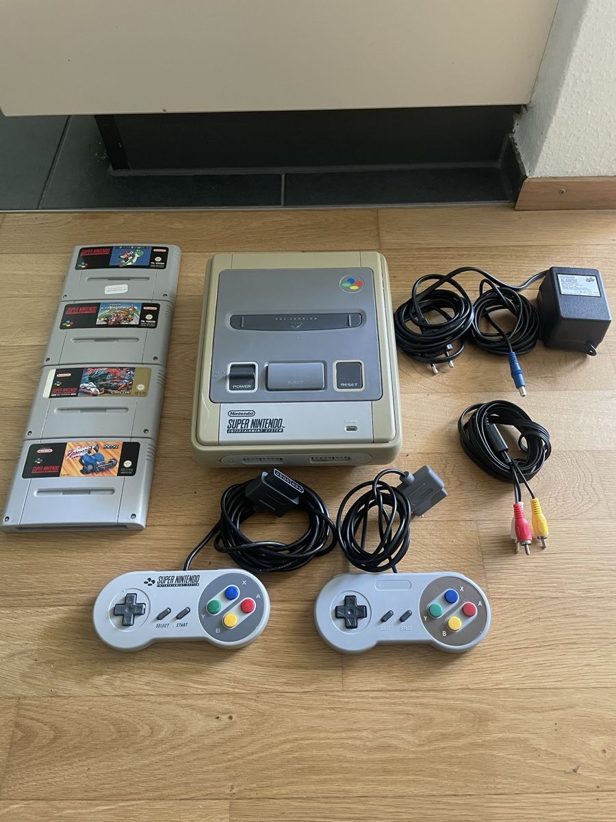 Nintendo Console: Super Nintendo SNES Konsole 4 Spiele 2 Controller AC Adapter – Usato da Luzern venduto da Yenka