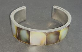 Antike, superschöne Perlmutter-Armspange