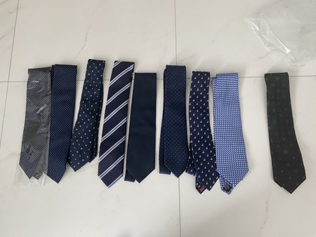 8 Seidenkrawatten blau div., + 1 schwarze Polyester