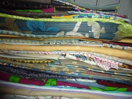 grand lot de tissus divers pour travaux de couture 4,521 kg