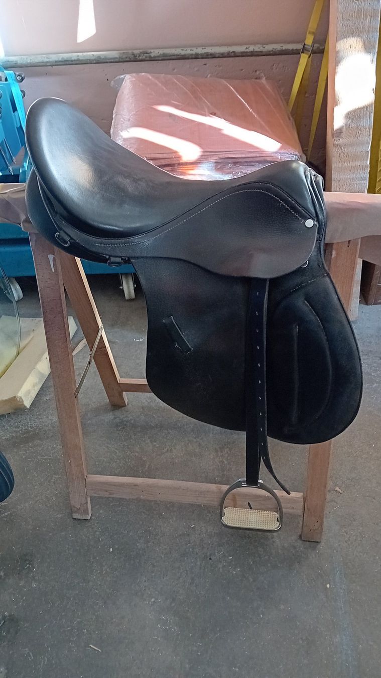 Selle & Accessori: Schöner schwarzer Sattel – Usato da Grenchen venduto da TH2000 1