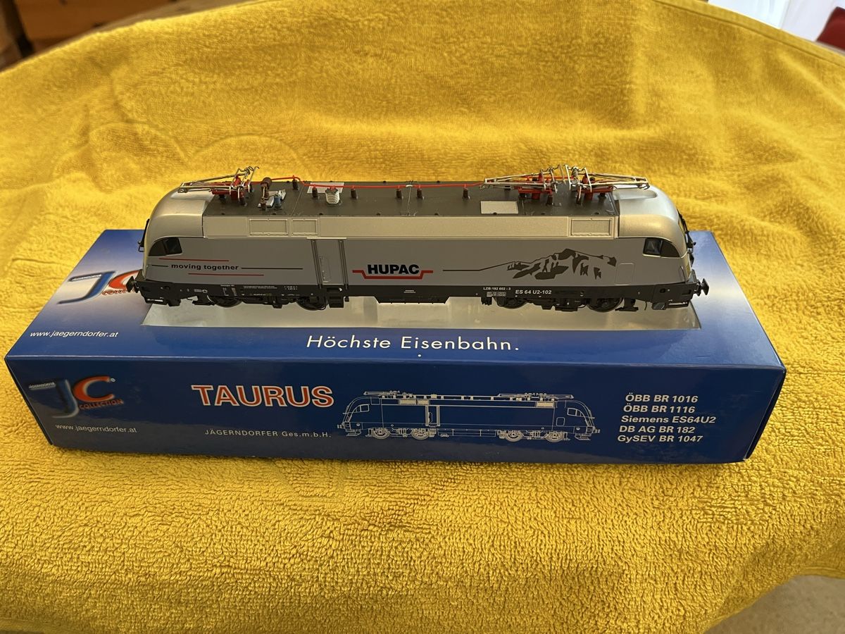 Jägerndorfer Modellini di ferrovie: Taurus Hupac – Nuovo e nell'imballaggio originale da Thusis venduto da Starlera