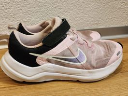 Nike Sneakers Gr. 32 – guter Zustand (kleiner Fleck vorne)