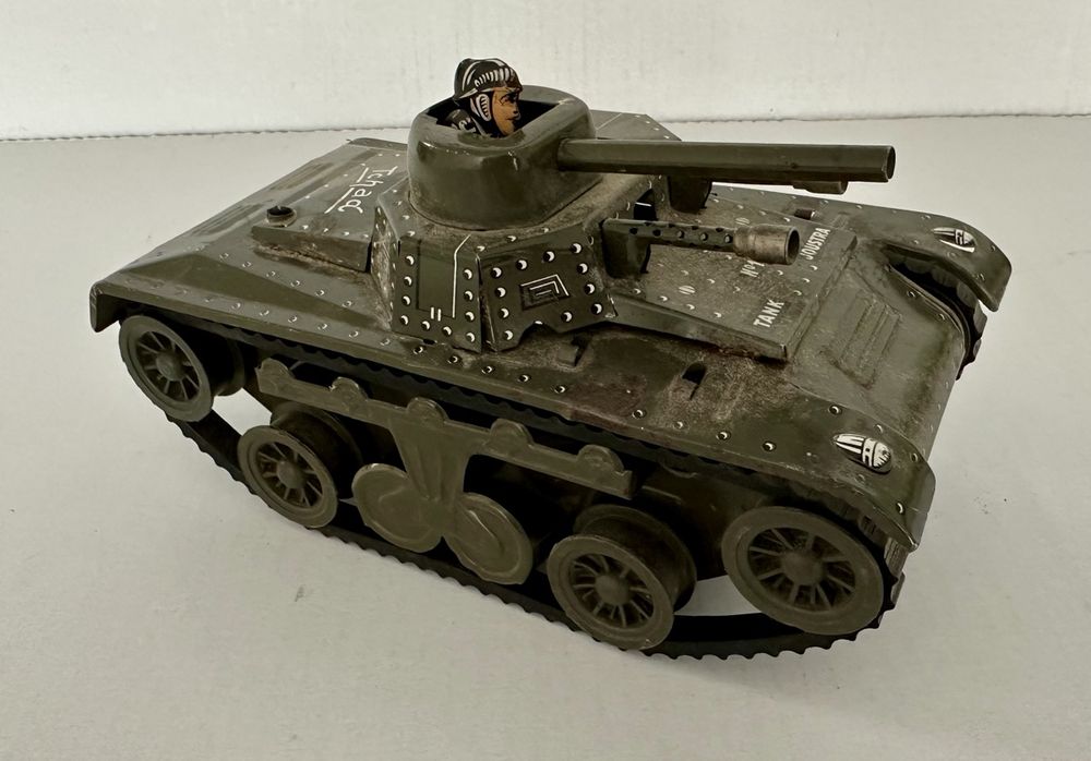 Jouets: CHAR TANK JOUSTRA JOUET VINTAGE – D'occasion à FRIBOURG par BOULOULOU77