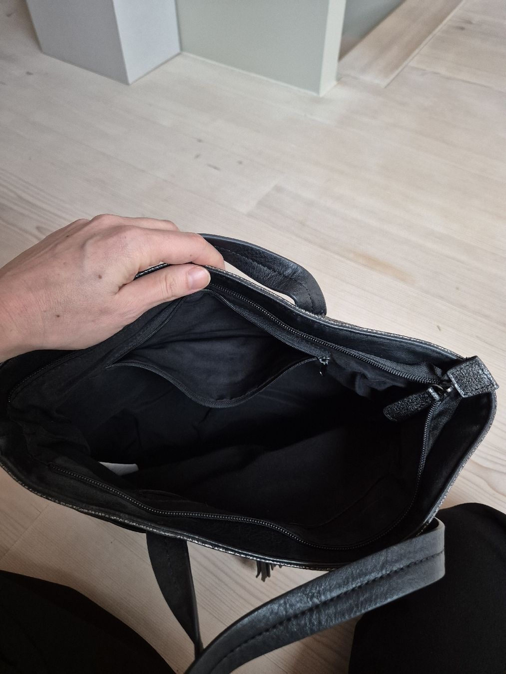 Borse da donna: Schwarze Handtasche mit Metallic-Akzenten – Usato da Luzern venduto da ste_6k9h 1