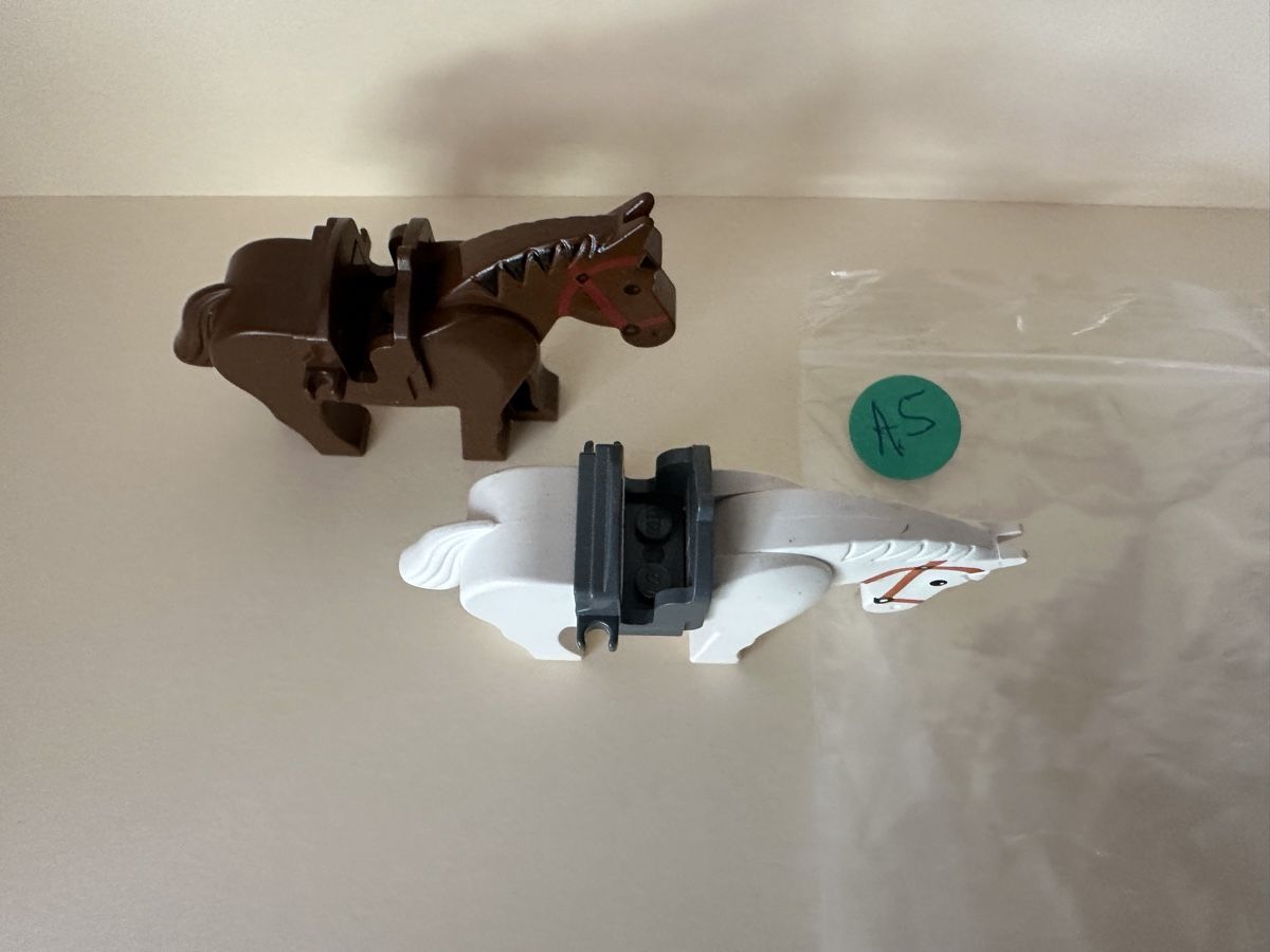Lego Spielzeuge: 2 Lego Pferde braun & weiss mit Sattel – Gebraucht aus Rheinfelden von zim_2hqc 3