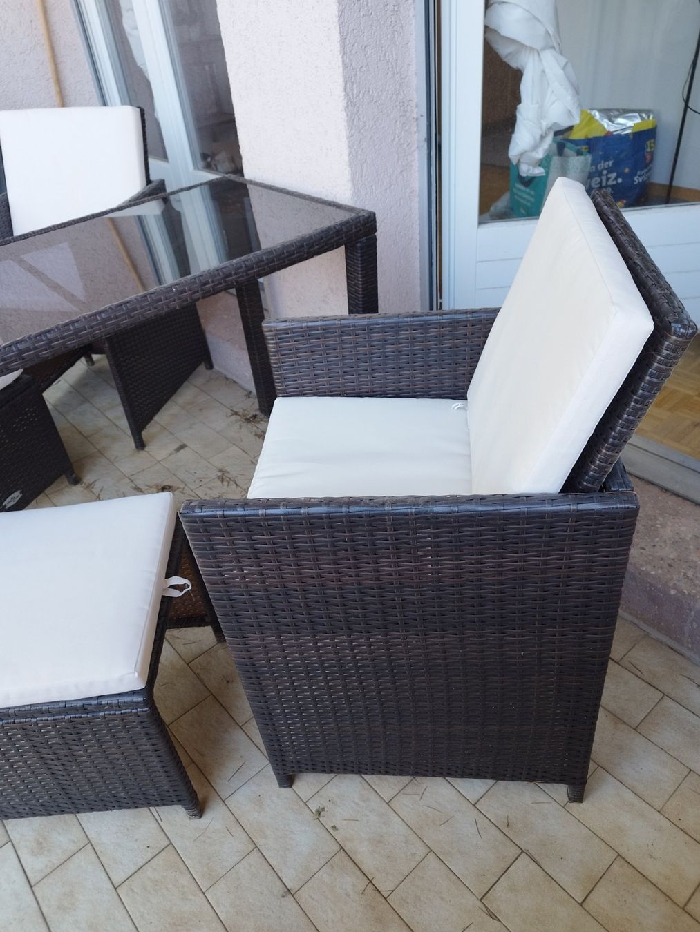 Set di tavolo e panche: Table outdoor avec 2 chaise et 2 repose pieds – Usato da Gland venduto da nic_kc99 2