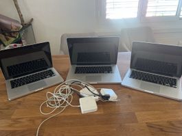 Drei Apple MacBook Pro mit Ladegeräte - 2x A1278 1x A1286