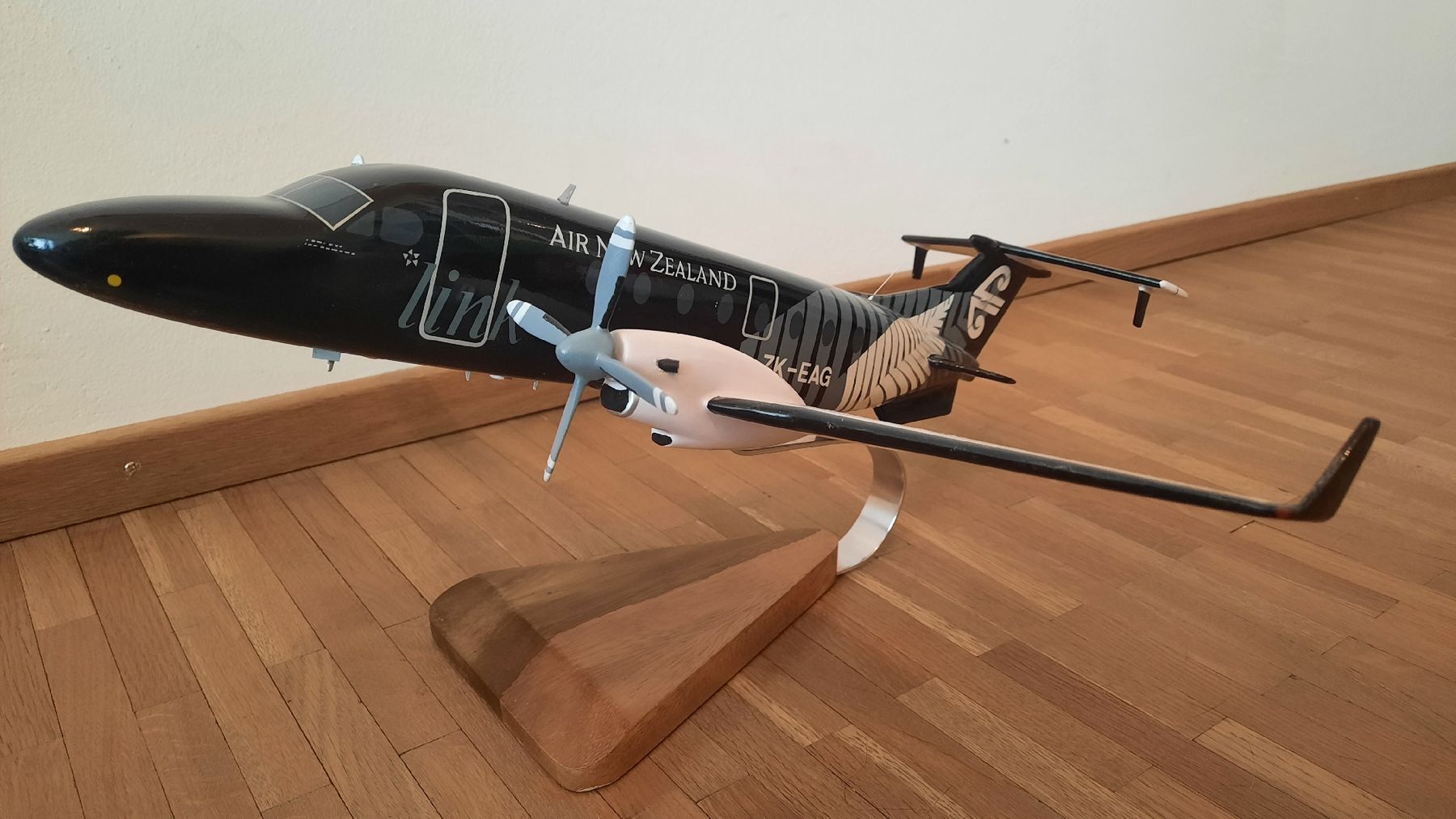 Kit di modellismo & Modellini statici: Beech 1900D Air New Zealand Standmodell – Usato da Münsingen venduto da hausbootli 2