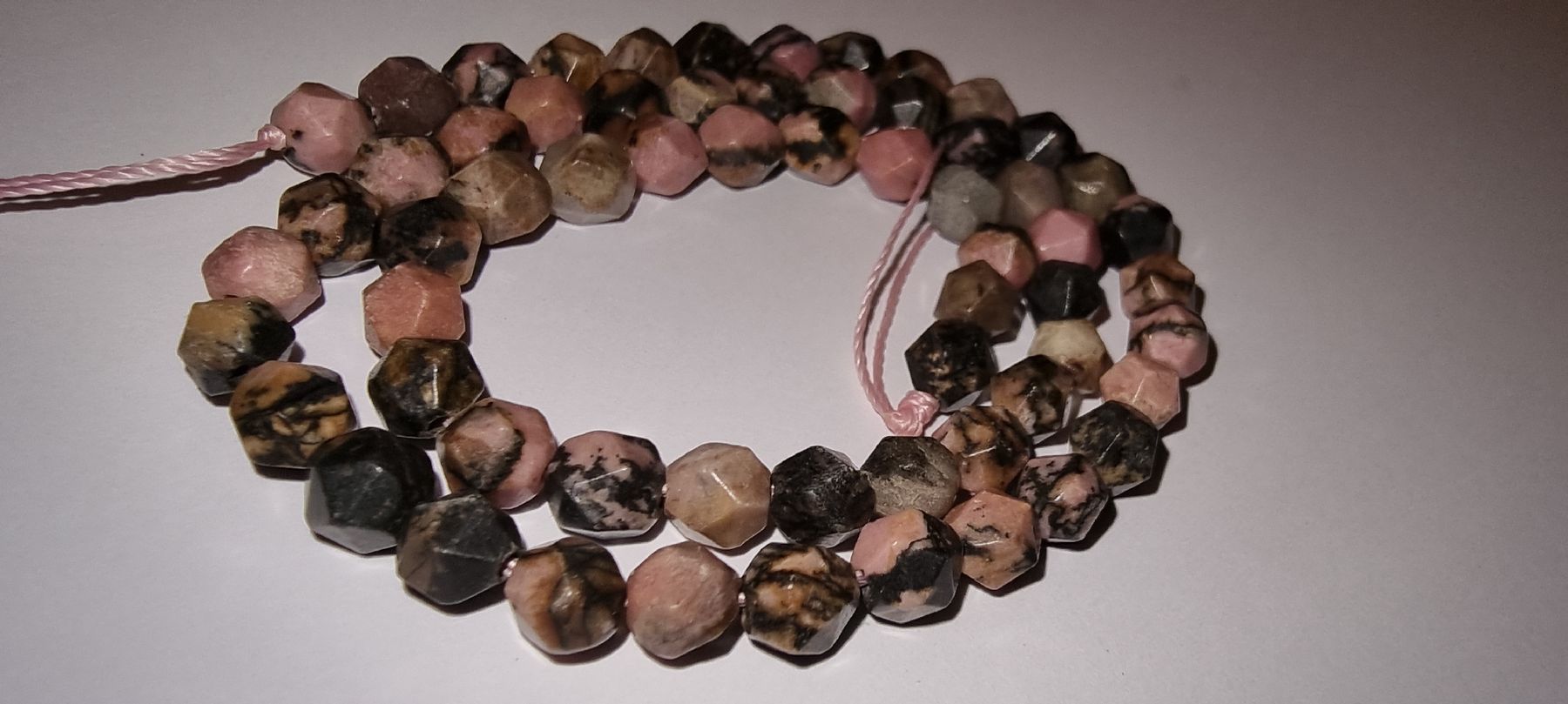 Mineralien & Heilsteine: Rhodochrosit facettiert 6mm. Strang – Neu und originalverpackt aus Menziken von Mirager
