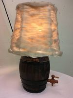 Originelle Lampe mit Fass als Unterbau