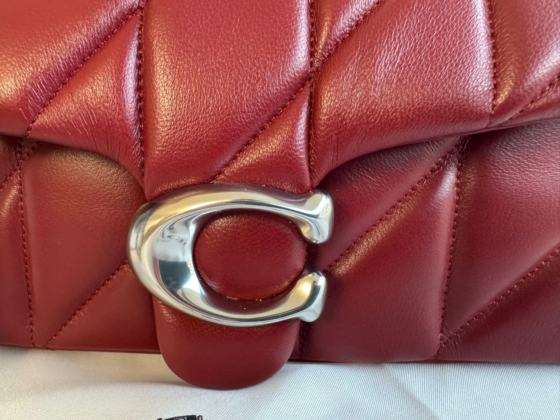 Coach Taschen für Damen: COACH red quilted tabby shoulder bag with silver hardware – Neu (gemäss Beschreibung) aus Zürich von sel_w5sd 1