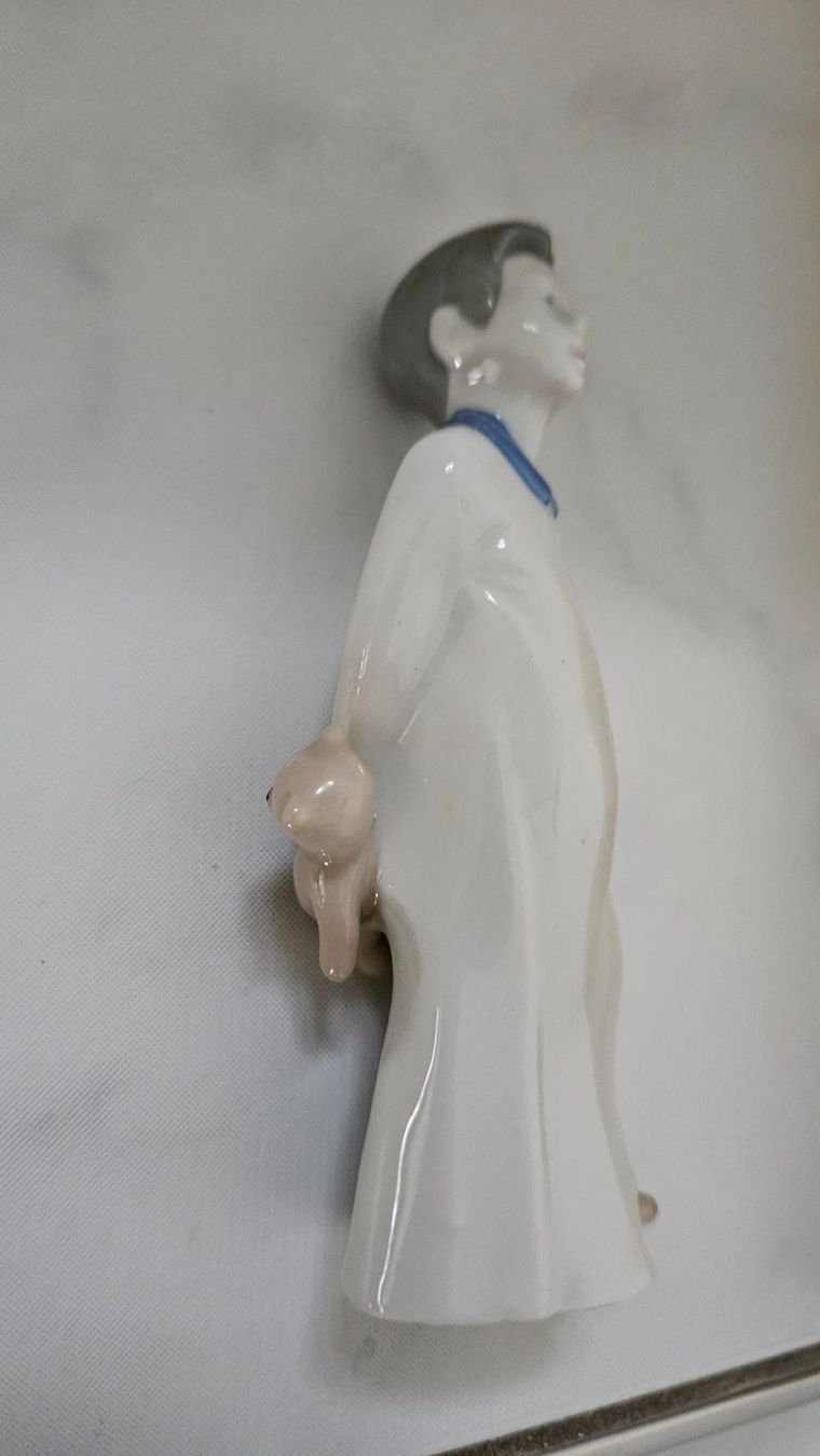 Statuette: Porzellanfigur Junge mit Teddybär – Usato da Meggen venduto da G7957c24 2