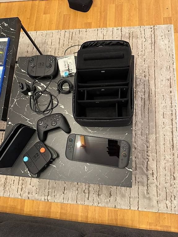 Nintendo Consoles: Nintendo Switch 2 + 4 Joy-Cons + Pro Controller + Tasche – D'occasion à Flawil par Albin990