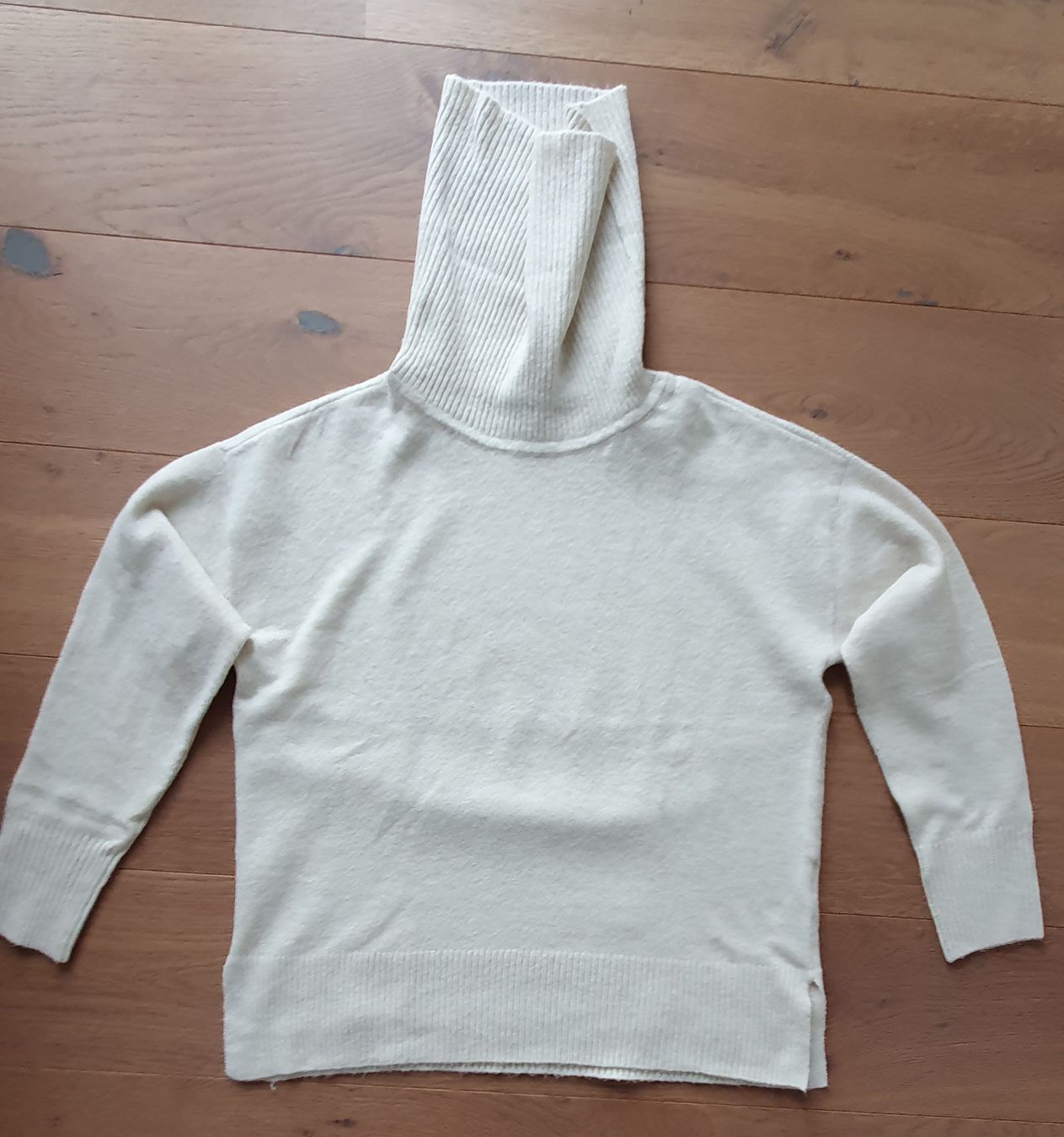 Maglioni & Felpe: Vero Moda Rollkragenpullover Crème, Gr. M – Usato da Möriken AG venduto da Katze110