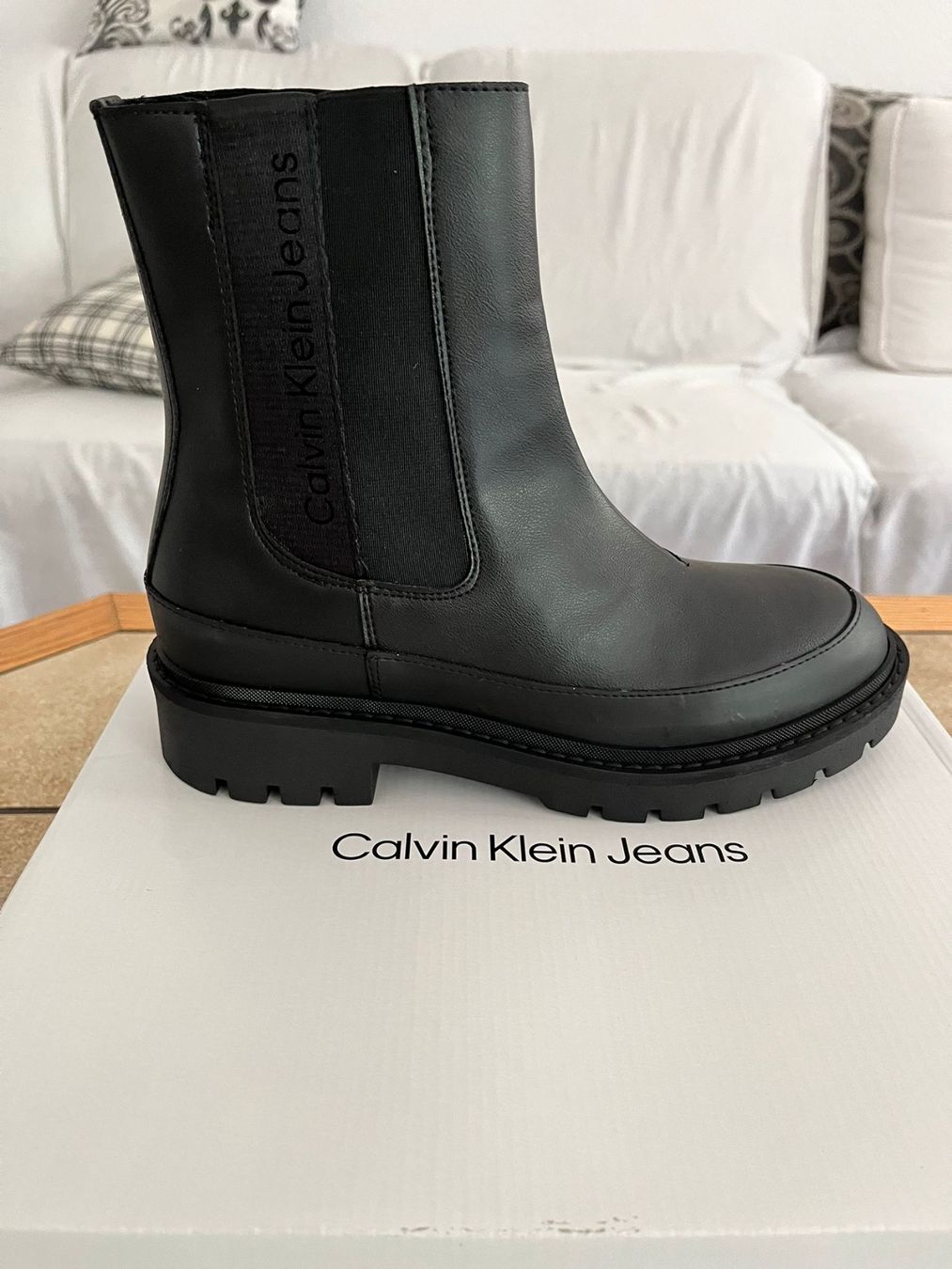 Calvin Klein Scarpe da donna: Stivaletti CK – Nuovo e nell'imballaggio originale da Davesco soragno venduto da Gaby230