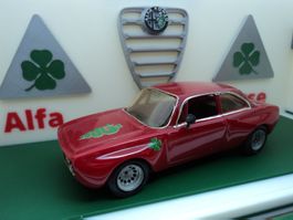Alfa Romeo GTA 1/43 in handgefertigter Präsentationsvitrine
