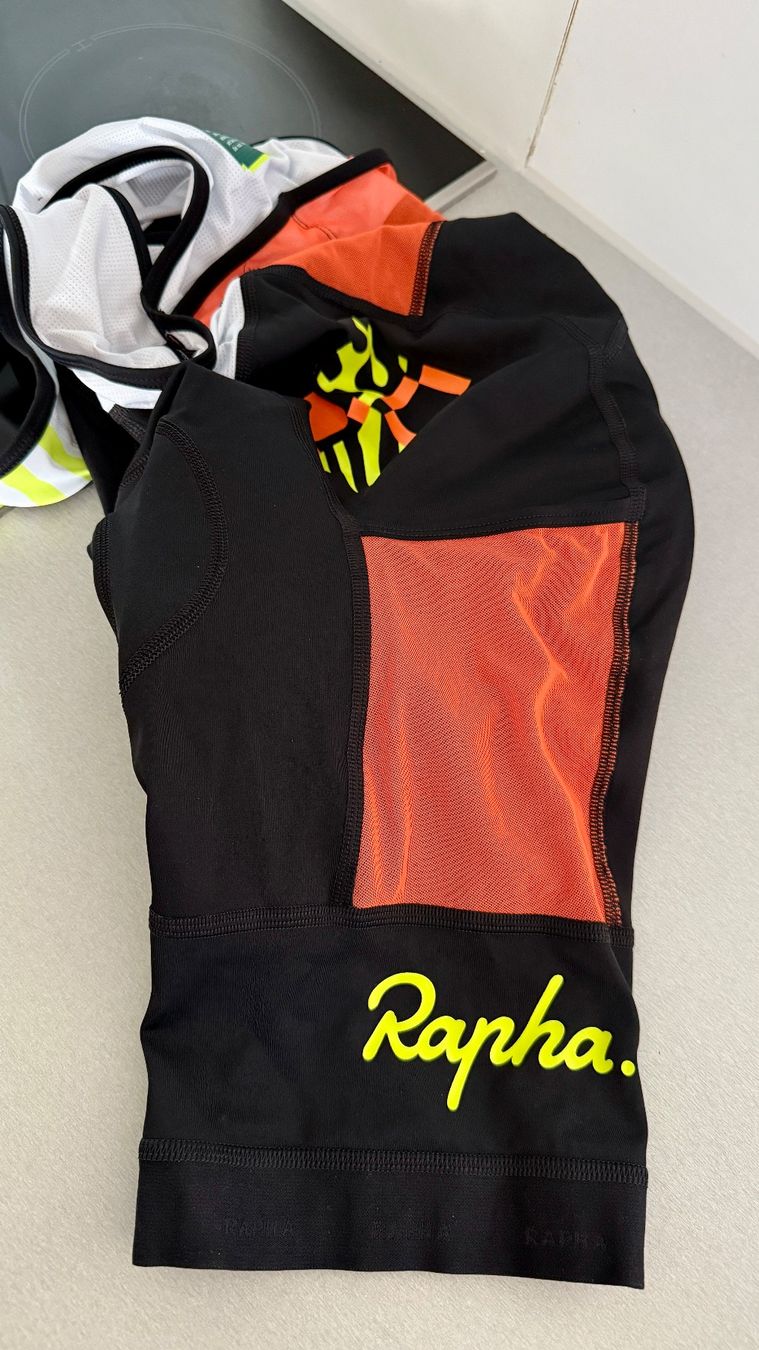 Rapha Pantaloni: RAPHA AMANI MEN’S PRO TEAM TRAINING CARGO BIB – Nuovo e nell'imballaggio originale da Basel venduto da Carlos_Deperu