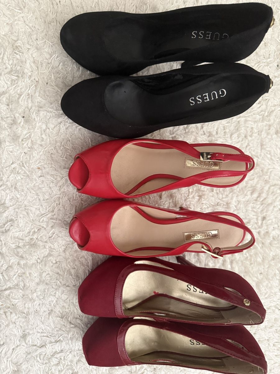 Guess Damenschuhe: 3 paire d’escarpins GUESS – Gebraucht aus Villars-sur-Glâne von sib_rwl7