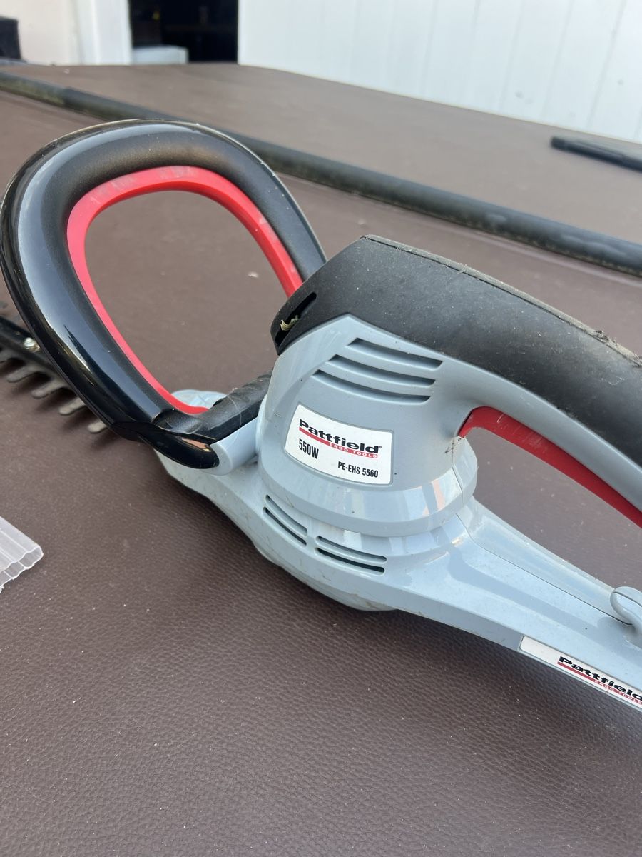Tutti gli attrezzi: Pattfield PE-EHS 5560 Elektro Heckenschere – Usato da Zauggenried venduto da Mr-Jackman 1