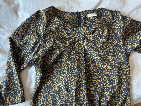 Superbe ! Robe satin avec jolis motifs, 34