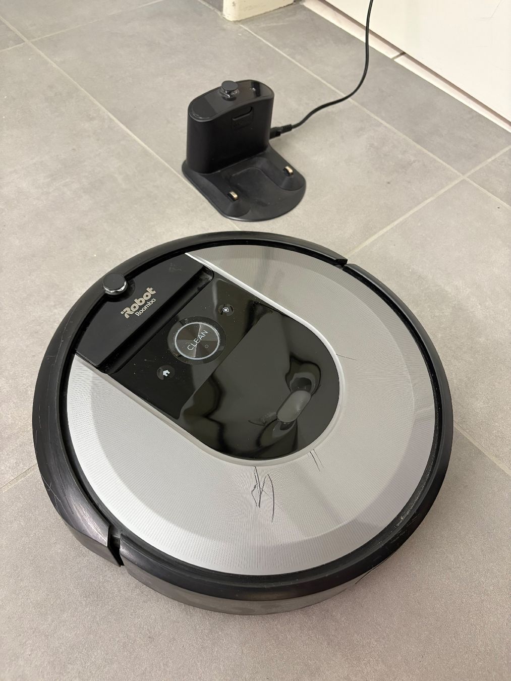 Irobot Staubsauger & Zubehör: Saugroboter iRobot Roomba gebraucht mit Ladestation – Gebraucht aus Braunau von AIB_Albastru 4