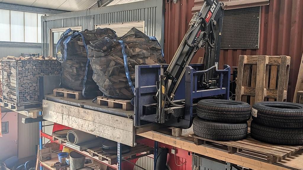 HIAB Kräne: HIAB 026T Hackengerätpritsche mit Kran – Gebraucht aus Gempen von jerryg 3