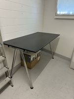 Schreibtisch schwarz Metallbeine guter Zustand