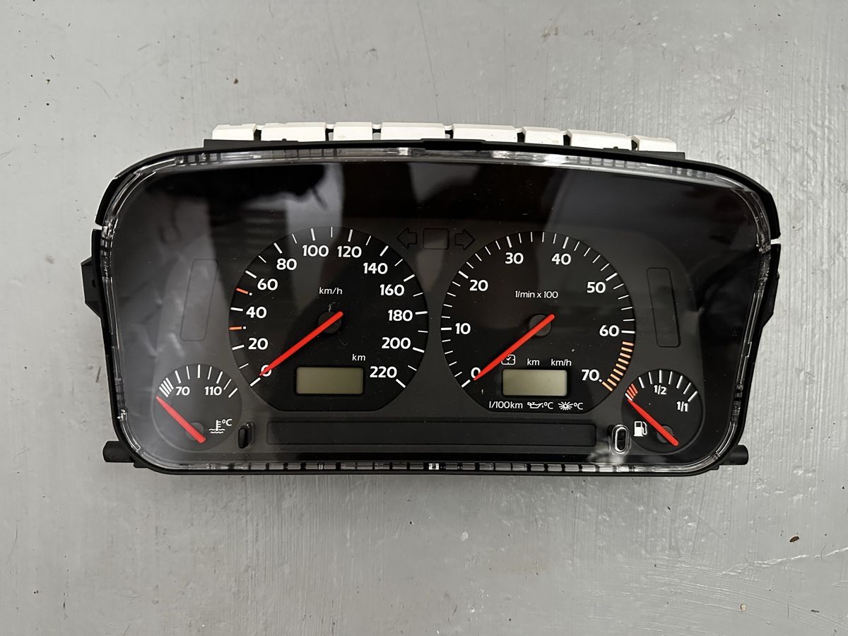 VW Tutti pezzi di ricambio auto: Tachograf VW Golf 3 – Difettoso da Sarmenstorf venduto da SamiraB. 3