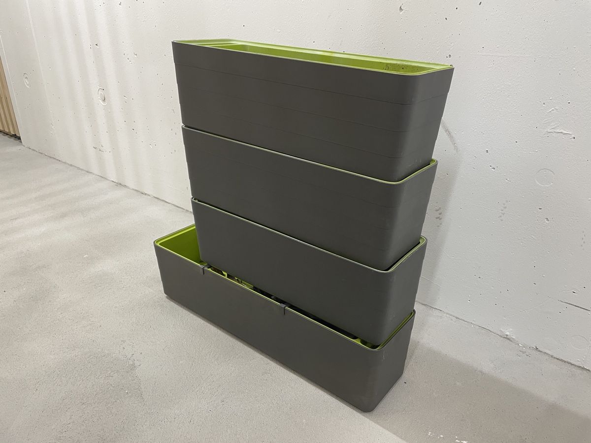Blumentöpfe: 4 flower pots + holders – Gebraucht aus Au ZH von use_jgn2
