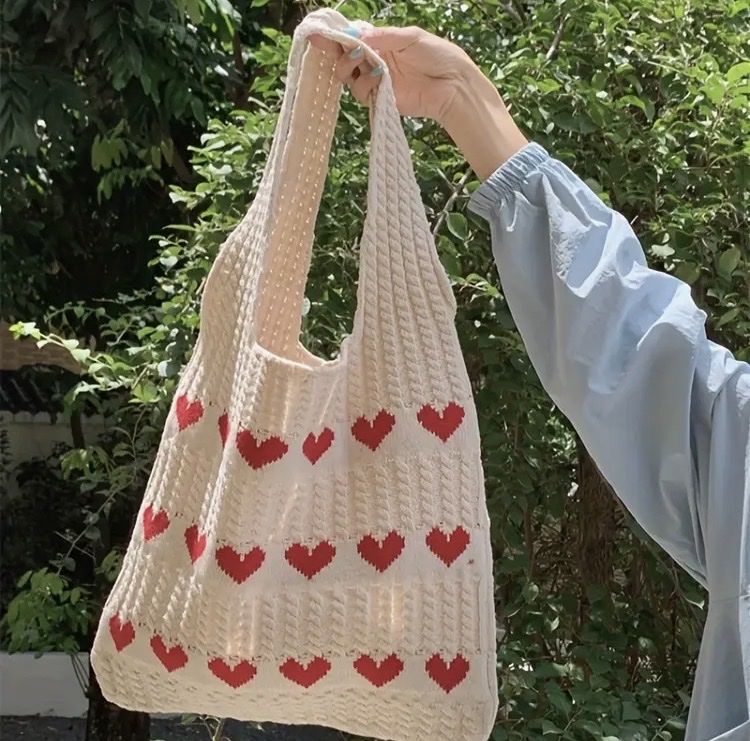 Taschen für Damen: Gestrickte Tasche mit Herzmuster – Neu und originalverpackt aus Frauenfeld von AlphaCentauri369