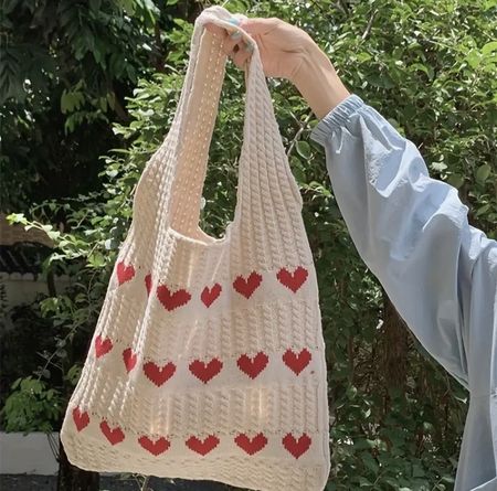 Gestrickte Tasche mit Herzmuster