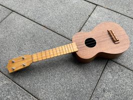 Ukulele aus Holz, gebraucht