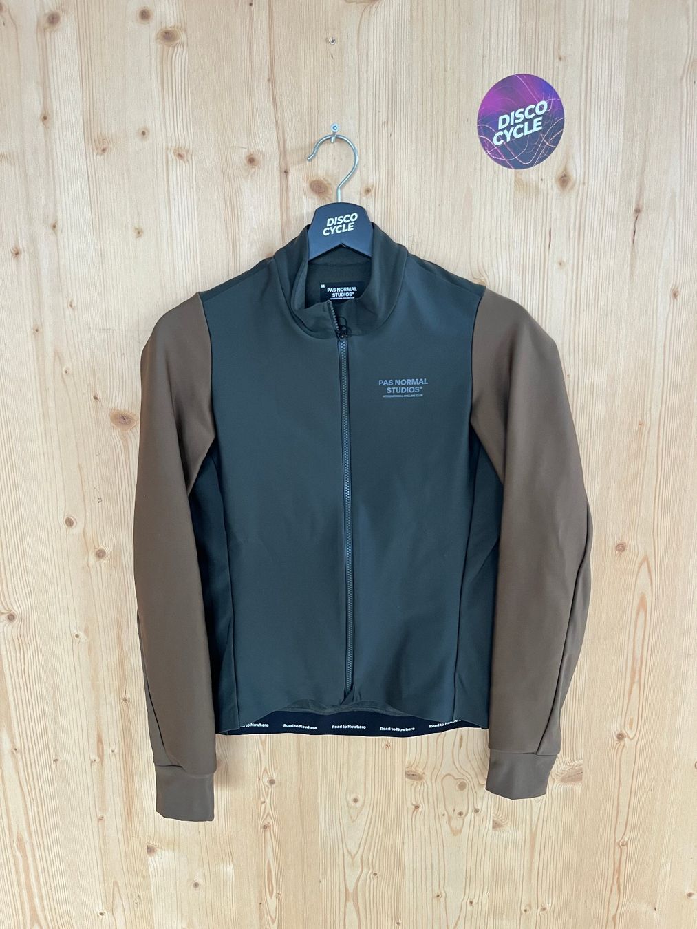 Pas Normal Studios Canottiere & Pantaloni: % Pas Normal Studios Men's Mechanism Thermal Long - M – Nuovo e nell'imballaggio originale da Bern venduto da Disco_Cycle
