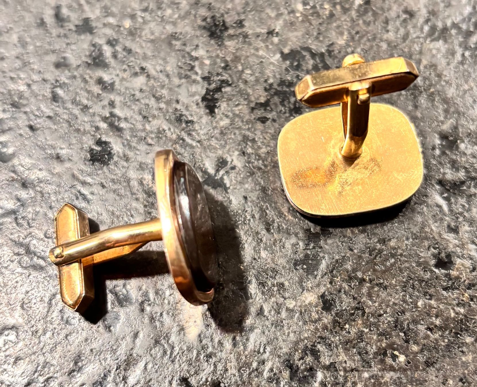 Gemelli: Goldfarbene Vintage Manschettenknöpfe mit Perlmutt – Usato da Arbon venduto da Langbretterer 3