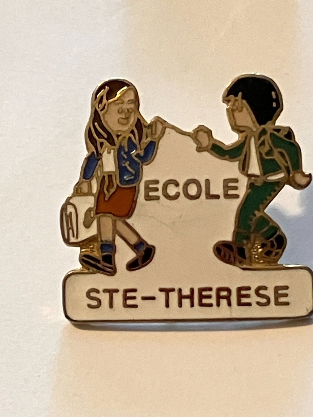 Placchette & Badge: 1 Pin Ecole Ste Therese – Usato da Basel venduto da djwwpp