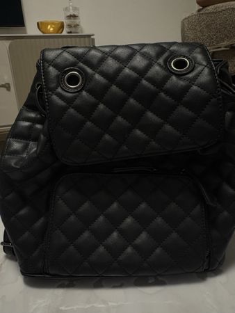 Schwarzer Rucksack gesteppt guter Zustand