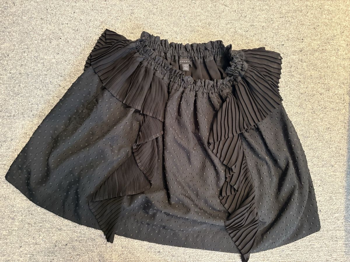 Topshop Gonne: Schwarzer Jupe TOPSHOP Gr. 38 mit Rüschen – Usato da Ebertswil venduto da shushuj