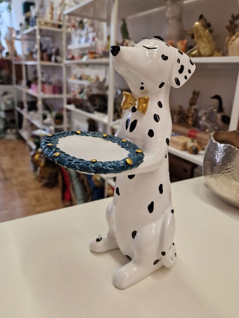 Allestimento di negozi e stand fieristici: Kartenhalter Dalmatiner mit goldener Fliege – Nuovo e nell'imballaggio originale da Schaffhausen venduto da AtelierPudesco