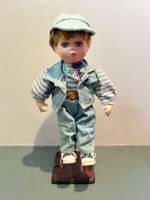 antike Porzellanpuppe Junge Jeans